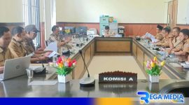 Caption: camat yang dipanggil saat berada di aula rapat Komisi A DPRD Bangkalan, (dok. regamedianews). 