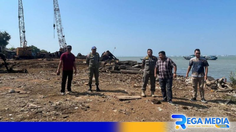 Caption: anggota Komisi A DPRD Bangkalan sidak ke lokasi aktivitas galangan kapal di Kamal, (dok. regamedianews). 