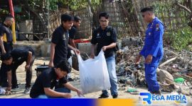 Caption: awak media bersama anggota Polres Pamekasan membersihkan sampah pantai, (dok. regamedianews). 