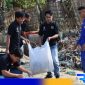 Caption: awak media bersama anggota Polres Pamekasan membersihkan sampah pantai, (dok. regamedianews). 