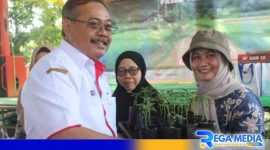 Caption: penyerahan bibit tanaman cabe kecil secara simbolis, (dok. regamedianews). 