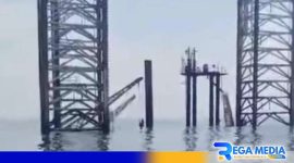 Caption: tampak rumah kontainer pengeboran minyak di perairan Klampis Bangkalan yang ambruk. 