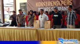 Caption: Didampingi Kasi Humas, Kasat Reskrim dan Kasat Tahti, Wakapolres Sampang ungkap kasus 6 TO Polda Jatim, (dok. regamedianews). 