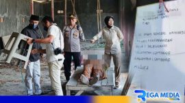 Caption: saat berada di TKP, polisi temukan kertas bertuliskan pesan korban gantung diri, (dok. regamedianews). 