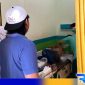 Caption: korban pembacokan saat mendapatkan perawatan medis, (dok. regamedianews). 