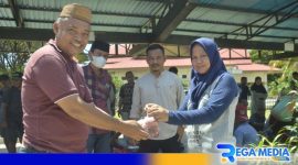 Caption: perwakilan Disdik Gorut secara simbolis menyerahkan daging qurban, (dok. Yusrianto / regamedianews). 