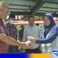 Caption: perwakilan Disdik Gorut secara simbolis menyerahkan daging qurban, (dok. Yusrianto / regamedianews). 