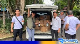Caption: polisi amankan ratusan botol miras dari dalam mobil terparkir, (dok. regamedianews). 