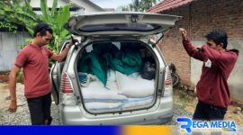 Caption: polisi amankan mobil didalamnya terdapat ratusan liter miras, (dok. regamedianews). 