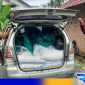 Caption: polisi amankan mobil didalamnya terdapat ratusan liter miras, (dok. regamedianews). 