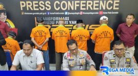 Caption: Ditreskrimsus Polda Gorontalo hadirkan para tersangka dugaan korupsi proyek jalan usaha tani tahun 2019, (dok. regamedianews). 