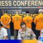 Caption: Ditreskrimsus Polda Gorontalo hadirkan para tersangka dugaan korupsi proyek jalan usaha tani tahun 2019, (dok. regamedianews). 