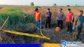 Caption: pihak kepolisian saat melakukan olah TKP di lokasi penemuan mayat, (dok. regamedianews). 
