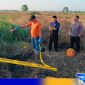 Caption: pihak kepolisian saat melakukan olah TKP di lokasi penemuan mayat, (dok. regamedianews). 