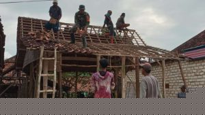 TNI Pamekasan Bantu Renovasi Rumah Warga Miskin