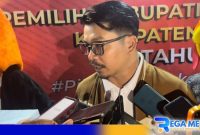 Caption: Elmi Abbas ketua KPU Bangkalan saat diwawancara awak media, (dok. regamedianews). 