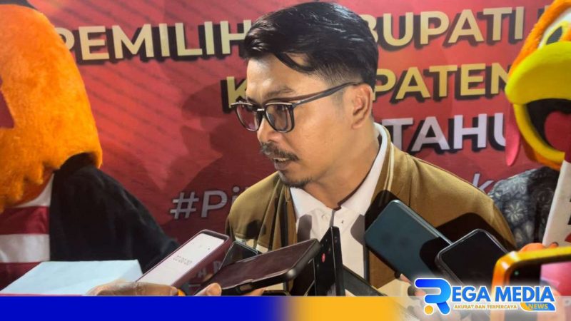 Caption: Elmi Abbas ketua KPU Bangkalan saat diwawancara awak media, (dok. regamedianews). 