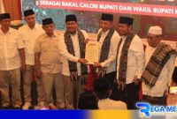 Caption: Ketua Partai Gerindra DPD Jatim saat menyerahkan rekomendasi partai kepada H.Slamet Junaidi - Ra Mahfud, (dok. regamedianews). 