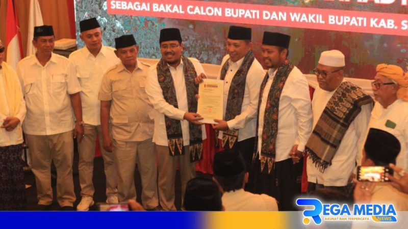 Caption: Ketua Partai Gerindra DPD Jatim saat menyerahkan rekomendasi partai kepada H.Slamet Junaidi - Ra Mahfud, (dok. regamedianews). 