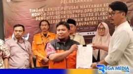 Caption: Sekretaris DPD PKS Bangkalan terima salinan D hasil dari Ketua KPU Bangkalan, (dok. regamedianews). 