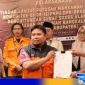 Caption: Sekretaris DPD PKS Bangkalan terima salinan D hasil dari Ketua KPU Bangkalan, (dok. regamedianews). 