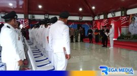 Caption: penyerahan SK perpanjangan masa jabatan Kades oleh Pj Bupati Sampang, (dok. regamedianews). 
