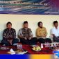 Caption: Pj Bupati Sampang bersama Forkopimcam Omben saat menghadiri peresmian musholla, kios dan los pasar polowijo, (dok. regamedianews). 