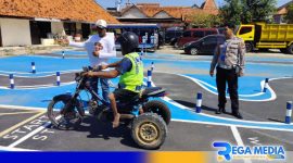 Caption: anggota Satlantas Polres Sampang mendampingi penyandang disabilitas saat uji teori mengemudi, (dok. regamedianews). 