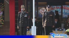 Caption: Wakapolres Sampang Kompol Hosna Nurhidayah saat pimpin upacara Hari Bhayangkara ke-78, (dok. Humas Polri). 