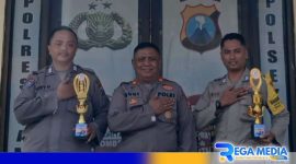 Caption: Kapolsek Omben didampingi anggotanya tunjukkan piala juara lomba volly dan kebersihan mako, (dok. regamedianews). 