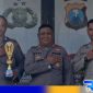 Caption: Kapolsek Omben didampingi anggotanya tunjukkan piala juara lomba volly dan kebersihan mako, (dok. regamedianews). 