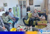 Caption: Ketua KPU Sampang saat menemui kesekretariatan dan anggota PPS Desa Plampaan, (dok. regamedianews). 