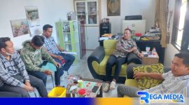 Caption: Ketua KPU Sampang saat menemui kesekretariatan dan anggota PPS Desa Plampaan, (dok. regamedianews). 