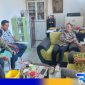 Caption: Ketua KPU Sampang saat menemui kesekretariatan dan anggota PPS Desa Plampaan, (dok. regamedianews). 
