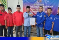 Caption: Ketua DPD PAN Bangkalan menyerahkan SK rekomendasi kepada H.Mahfud, (dok. regamedianews). 