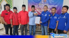 Caption: Ketua DPD PAN Bangkalan menyerahkan SK rekomendasi kepada H.Mahfud, (dok. regamedianews). 
