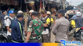Caption: Satpol PP Sampang bersama petugas gabungan saat melaksanakan penertiban pedagang pasar Omben, (dok. regamedianews). 