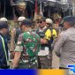Caption: Satpol PP Sampang bersama petugas gabungan saat melaksanakan penertiban pedagang pasar Omben, (dok. regamedianews). 