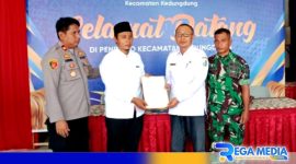 Caption: Ketua BPD Rabasan saat menyerahkan surat penolakan pergantian Pj Kades ke Camat Kedungdung, (dok. regamedianews). 