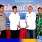 Caption: Ketua BPD Rabasan saat menyerahkan surat penolakan pergantian Pj Kades ke Camat Kedungdung, (dok. regamedianews). 