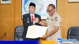 Caption: Pj Bupati Bangkalan (Arief M Edie) berjabat tangan dengan Plh Sekda Bangkalan (Irman Gunadi). 
