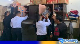Caption: petugas Lapas Narkotika Pamekasan geledah isi lemari warga binaan, (dok. regamedianews). 