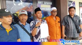 Caption: takmir masjid As-Syuhada tunjukkan surat tanda terima laporan polisi, (dok. regamedianews). 