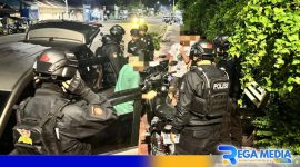 Caption: polisi saat membubarkan sekelompok yang tengah pesta miras, (dok. regamedianews). 