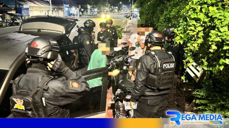 Caption: polisi saat membubarkan sekelompok yang tengah pesta miras, (dok. regamedianews). 