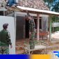 Caption: personel Koramil 0828/03 Omben tampak melakukan tahap pemasangan atap plafon rumah, (dok. regamedianews). 