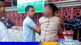 Caption: warga mengamankan seorang pelaku pencurian di pinggir jalan Desa Bira Tengah, (dok. regamedianews). 