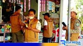 Caption: petugas Satpol PP dan Bea Cukai saat operasi rokok ilegal di sejumlah toko di Pamekasan, (dok. regamedianews). 