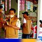Caption: petugas Satpol PP dan Bea Cukai saat operasi rokok ilegal di sejumlah toko di Pamekasan, (dok. regamedianews). 