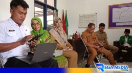 Caption: tampak sejumlah pegawai kantor Kecamatan Omben tengah mempelajari aplikasi KTP digital, (dok. regamedianews). 